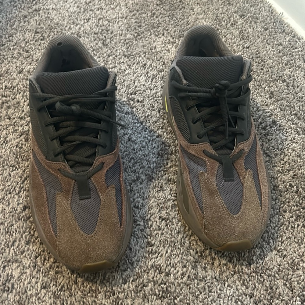Used Yeezy 700 mauve. Has some wear and tear but in great shape.